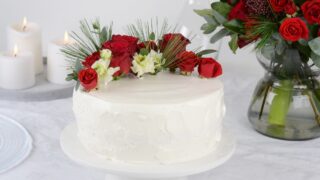 Oikeat kukat kruunaavat kakun - näin käytät leikkokukkia syötävien herkkujen koristelussa