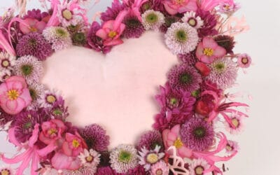 Sydämenmuotoinen asetelma ystävälle – anna ikimuistoinen kukkalahja